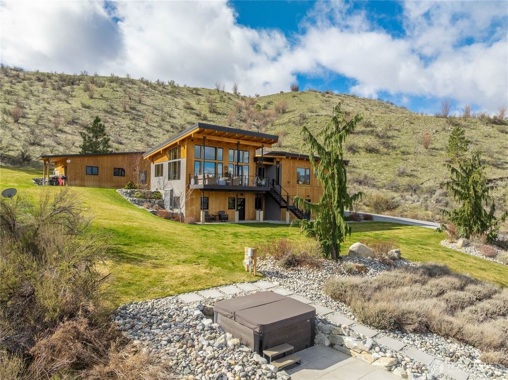 Photo of 111 Hawks Meadow Rd, Chelan, WA 98816 (MLS # 2498269)