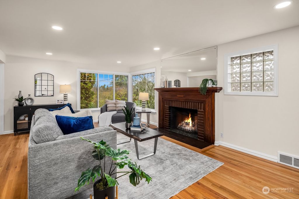 Photo of 313 NE 77th Street, Seattle, WA 98115 (MLS # 2321112)