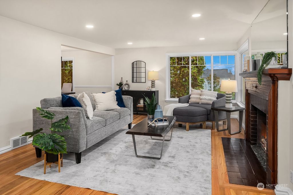 Photo of 313 NE 77th Street, Seattle, WA 98115 (MLS # 2321112)