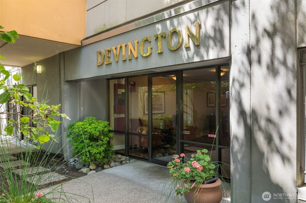 Photo of 7600 SE 29th Street #305, Mercer Island, WA 98040 (MLS # 2409619)