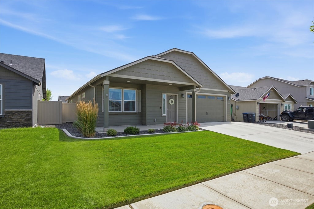 Photo of 1403 E Nen Drive, Moses Lake, WA 98837 (MLS # 2555105)