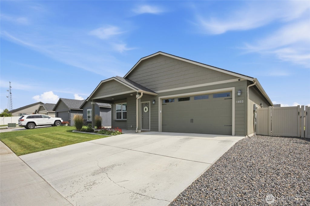 Photo of 1403 E Nen Drive, Moses Lake, WA 98837 (MLS # 2555105)