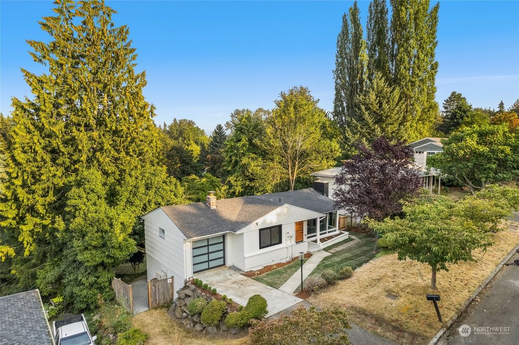Photo of 9544 44th Avenue NE, Seattle, WA 98115 (MLS # 1996837)