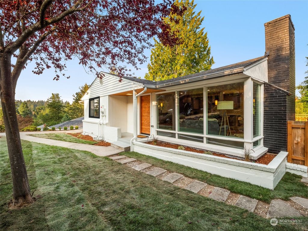 Photo of 9544 44th Avenue NE, Seattle, WA 98115 (MLS # 1996837)