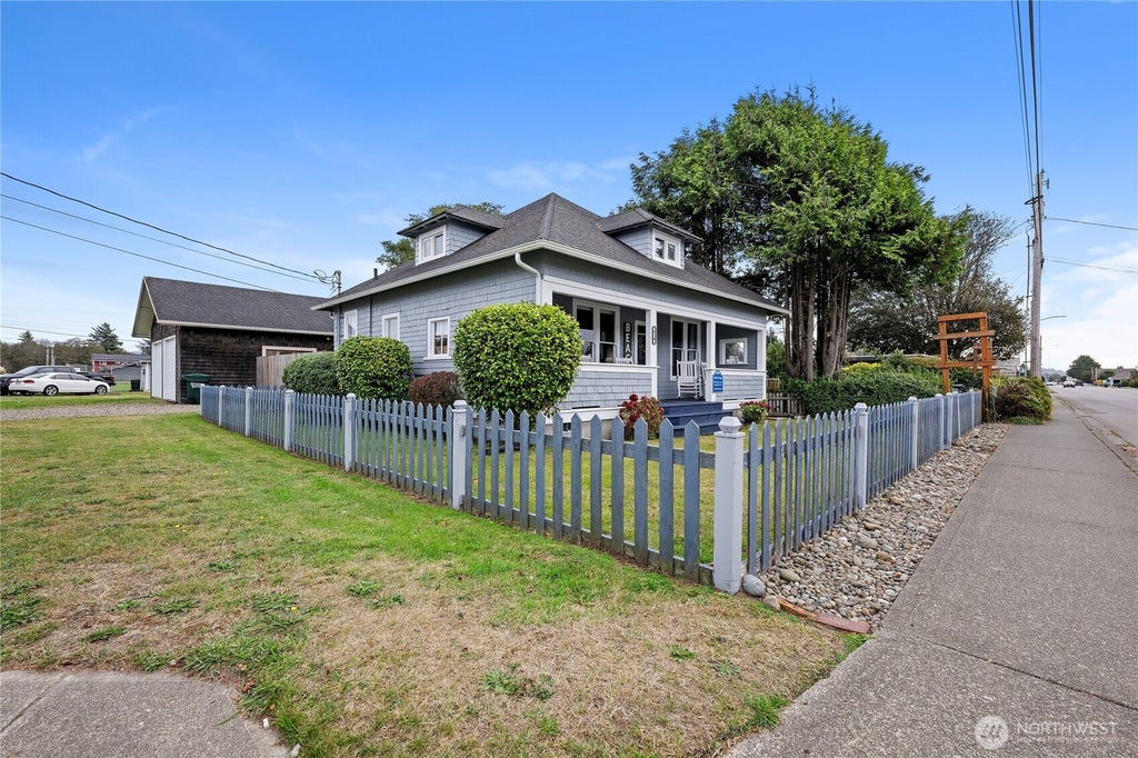 Photo of 810 Pacific Avenue N, Long Beach, WA 98631 (MLS # 2594772)