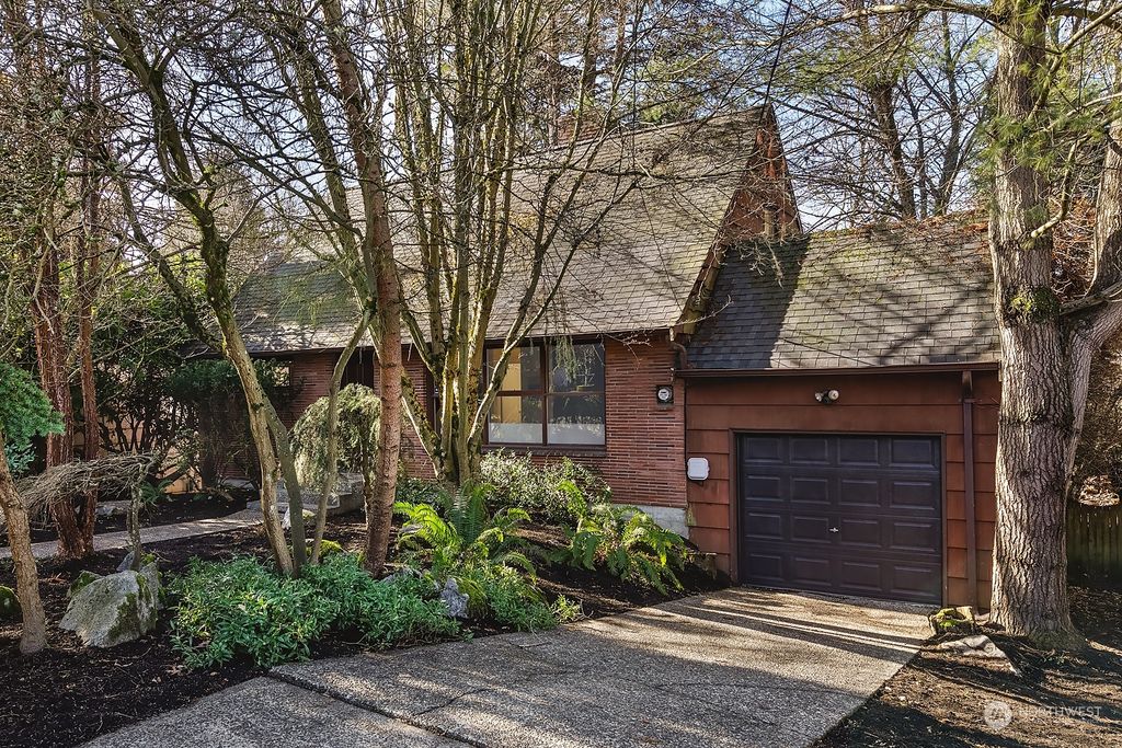 Photo of 7721 39th Avenue NE, Seattle, WA 98115 (MLS # 2037101)