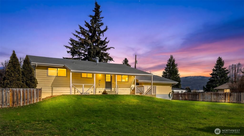 Photo of 1705 Norman Street, Wenatchee, WA 98801 (MLS # 2469578)