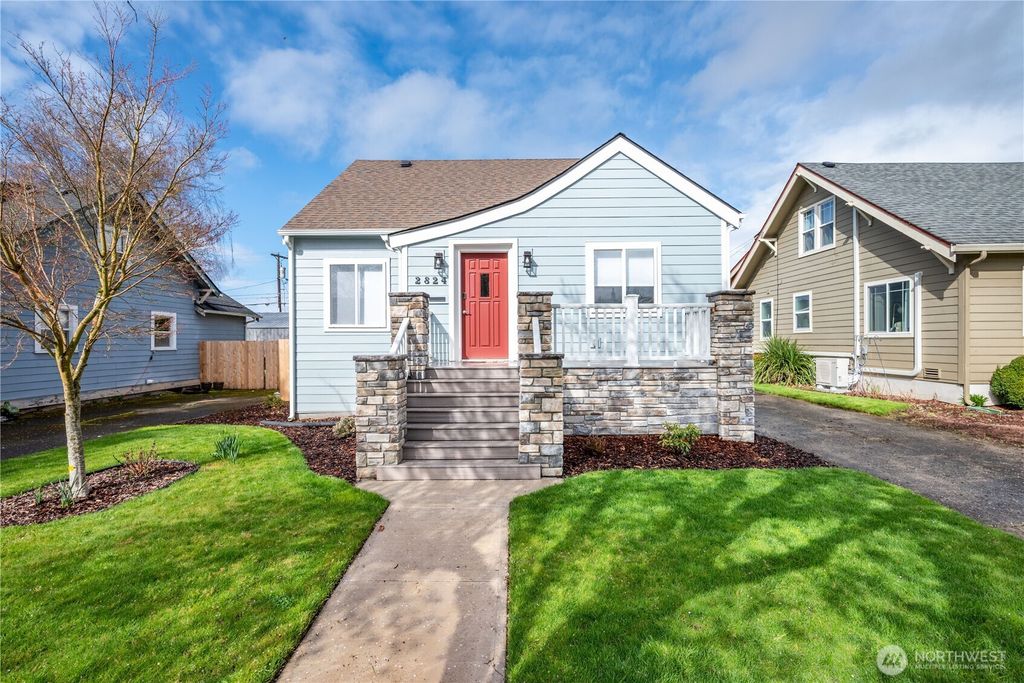 Photo of 2824 Garfield Street, Longview, WA 98632 (MLS # 2485029)