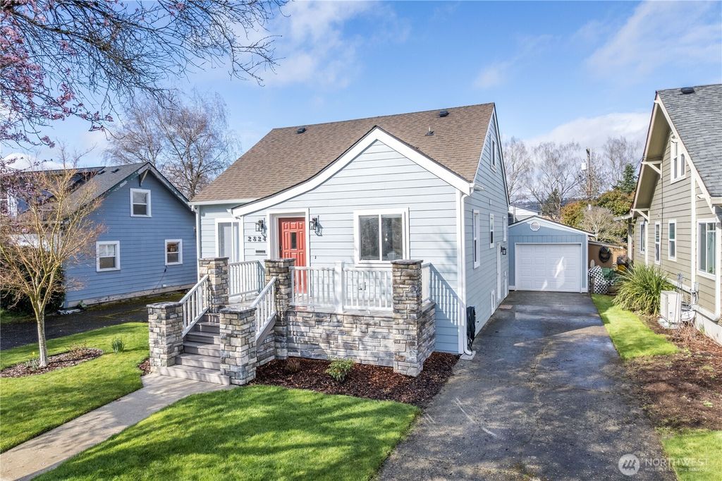 Photo of 2824 Garfield Street, Longview, WA 98632 (MLS # 2485029)