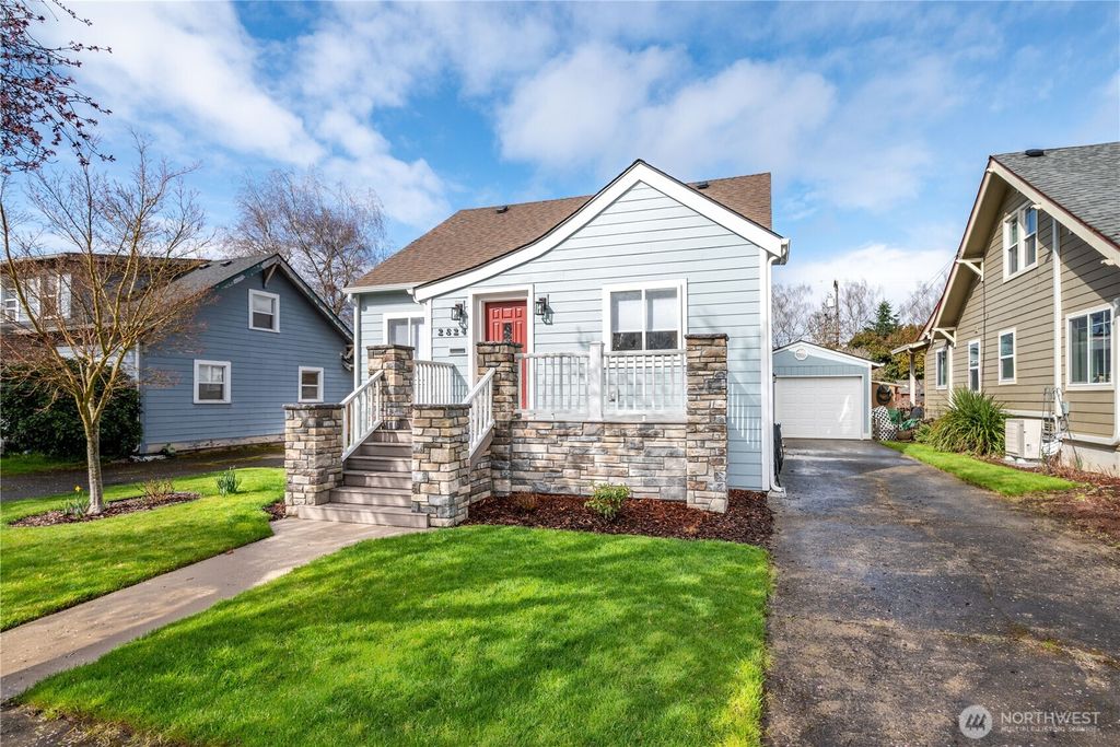 Photo of 2824 Garfield Street, Longview, WA 98632 (MLS # 2485029)