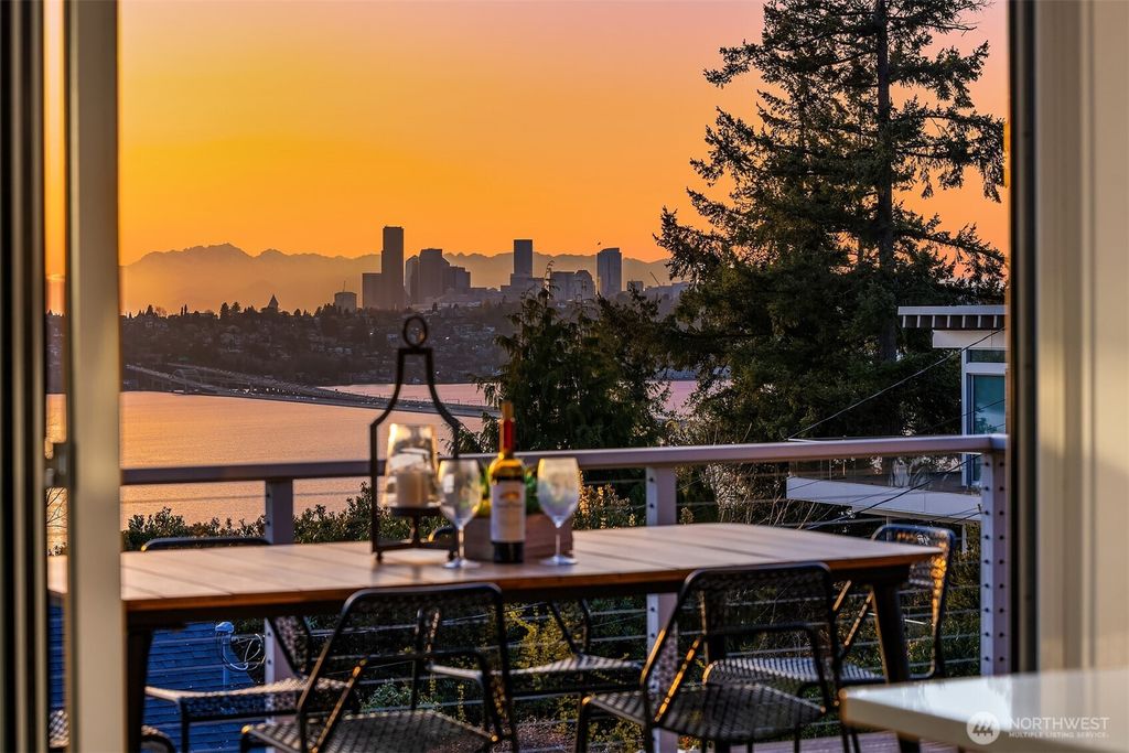 Photo of 7007 SE 32nd Street, Mercer Island, WA 98040 (MLS # 2346313)