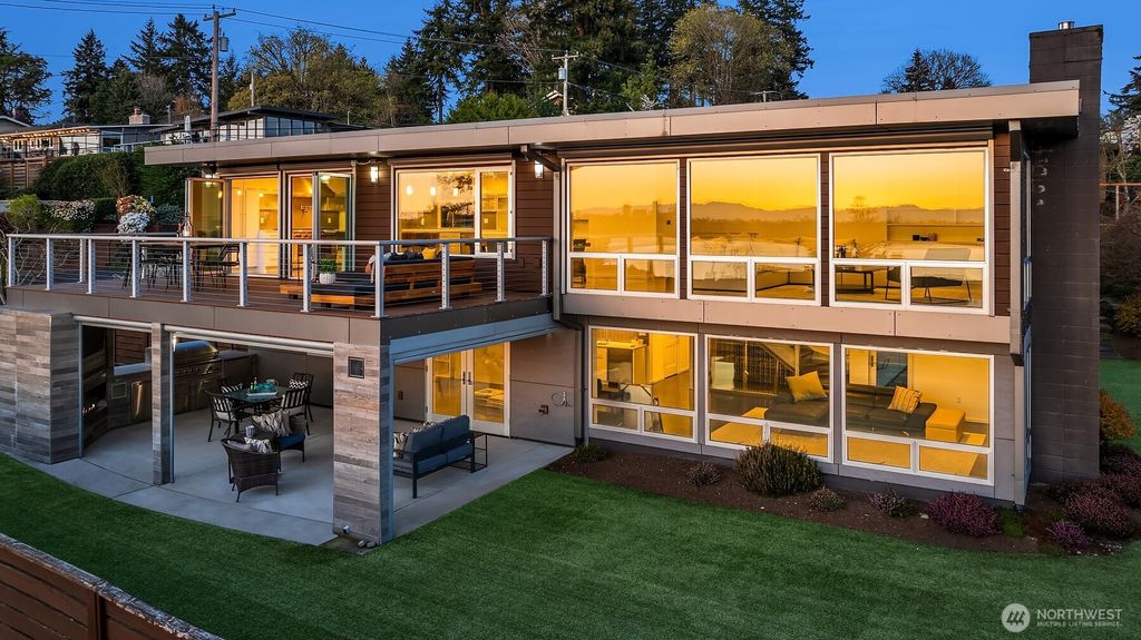 Photo of 7007 SE 32nd Street, Mercer Island, WA 98040 (MLS # 2346313)