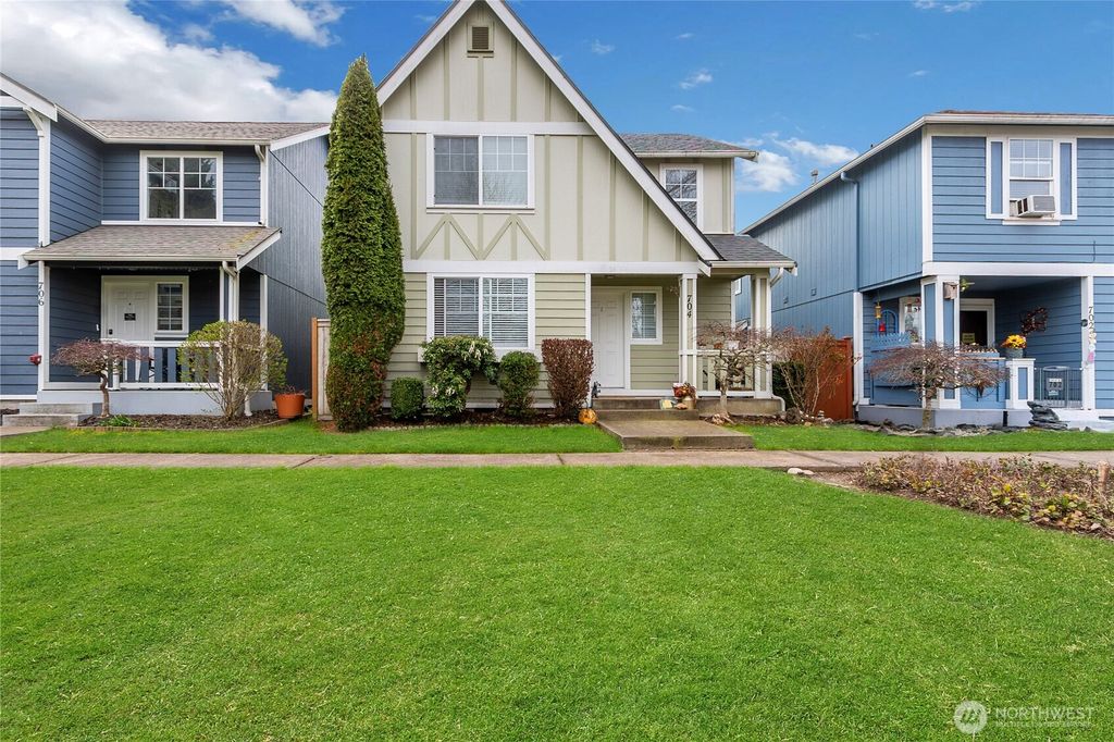 Photo of 704 29th Avenue SE, Puyallup, WA 98374 (MLS # 2499865)