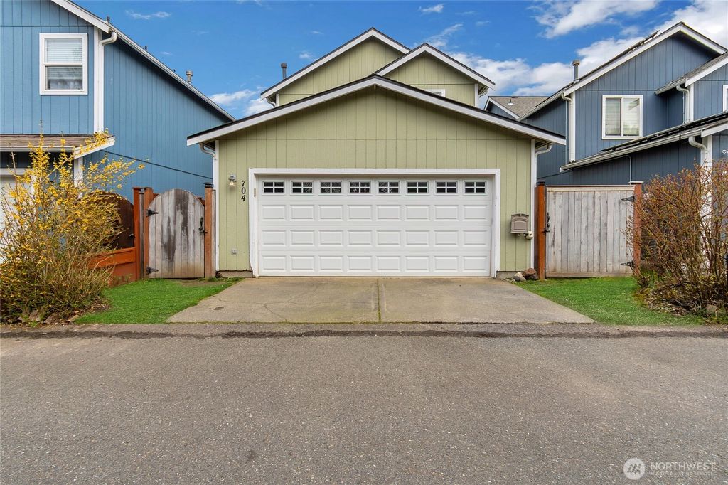 Photo of 704 29th Avenue SE, Puyallup, WA 98374 (MLS # 2499865)