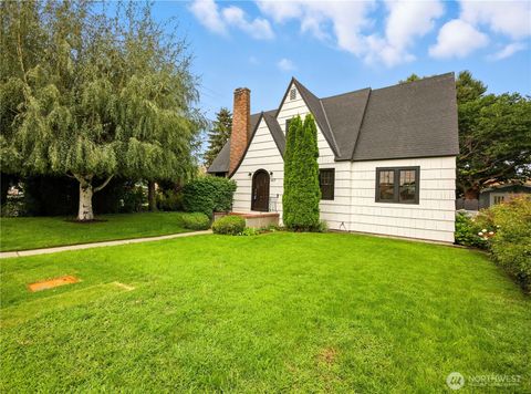 Photo of 417 N Columbia Street, Chelan, WA 98816 (MLS # 2423033)