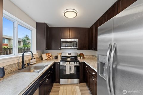 Photo of 328 9th Avenue SE #D5, Puyallup, WA 98372 (MLS # 2348195)