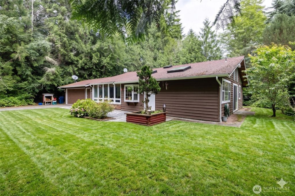 Photo of 592 Sprague Valley Drive, Maple Falls, WA 98266 (MLS # 2537243)