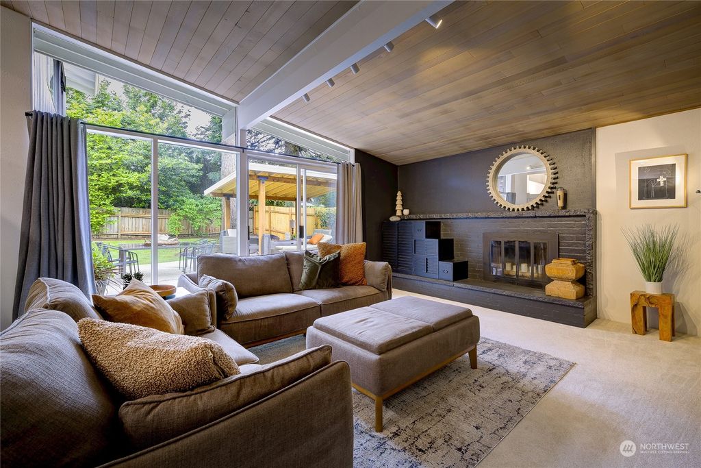 Photo of 8261 SE 36th Street, Mercer Island, WA 98040 (MLS # 2243744)