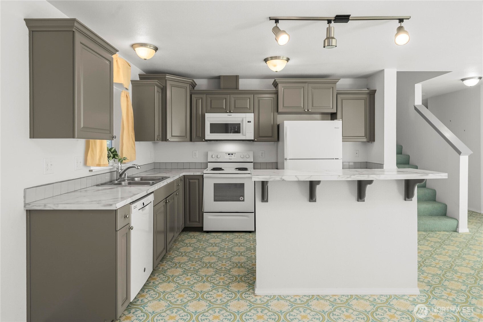 520 E Lakeshore Drive W