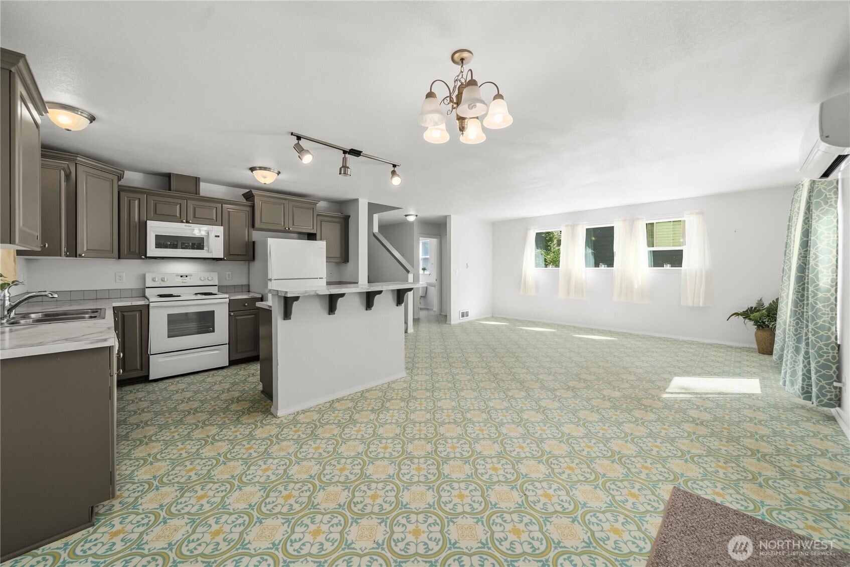 520 E Lakeshore Drive W