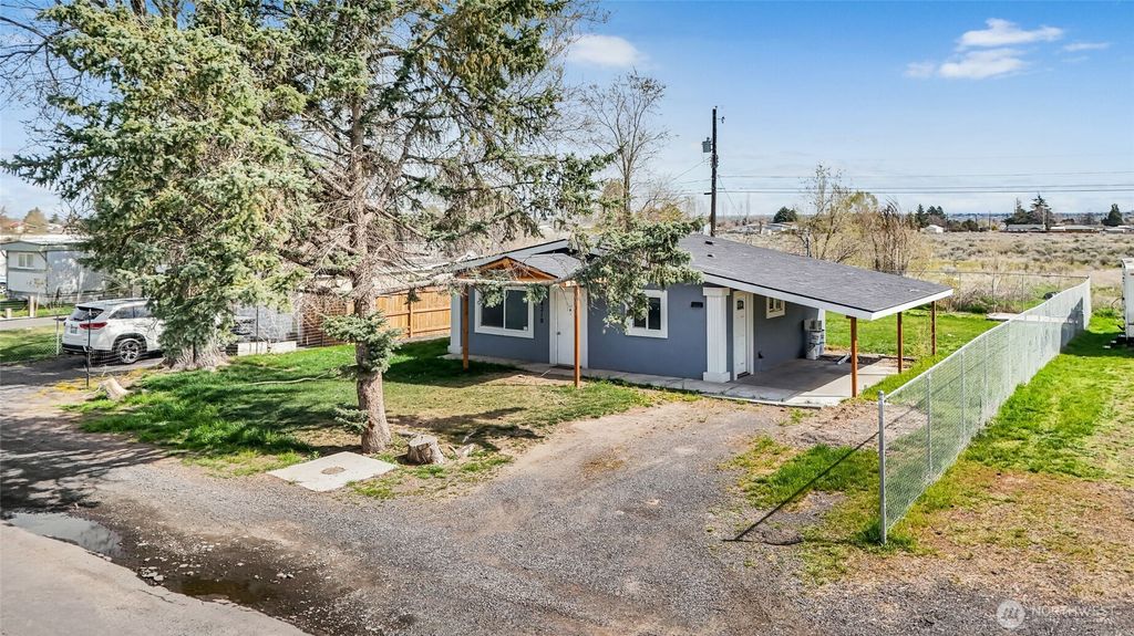 Photo of 4319 Lincoln Drive NE, Moses Lake, WA 98837 (MLS # 2503292)