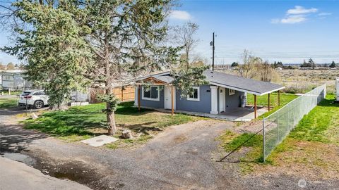 Photo of 4319 Lincoln Drive NE, Moses Lake, WA 98837 (MLS # 2503292)