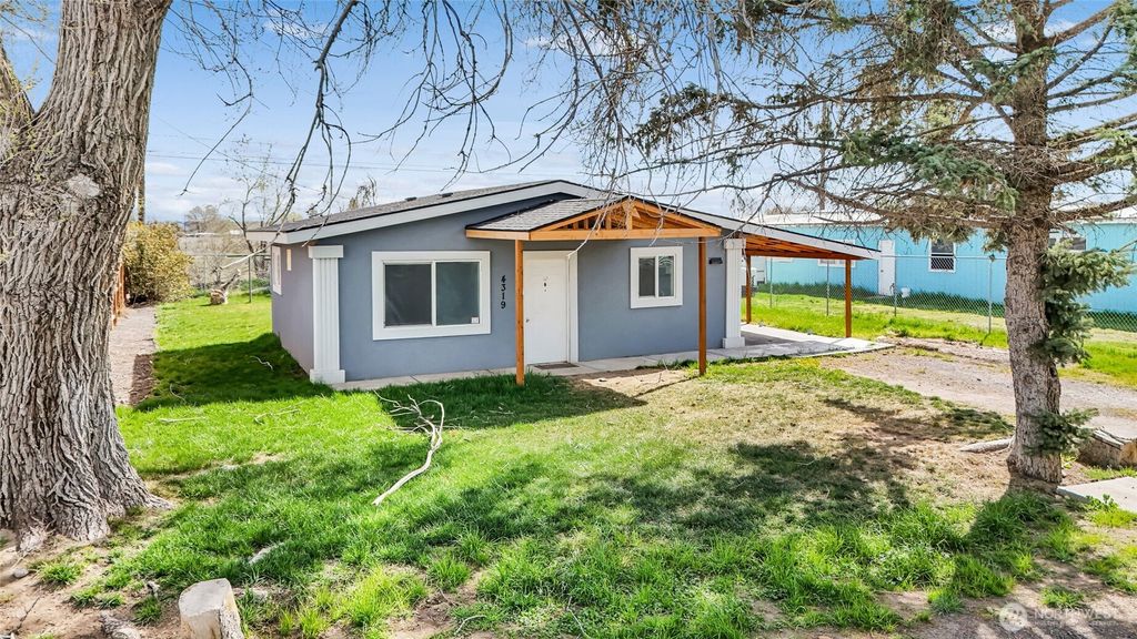 Photo of 4319 Lincoln Drive NE, Moses Lake, WA 98837 (MLS # 2503292)