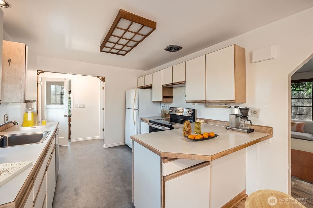 Photo of 19227 3rd Avenue S, Des Moines, WA 98148 (MLS # 2365857)