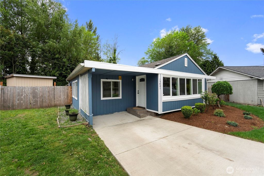 Photo of 15401 2nd Avenue NE, Shoreline, WA 98155 (MLS # 2519719)