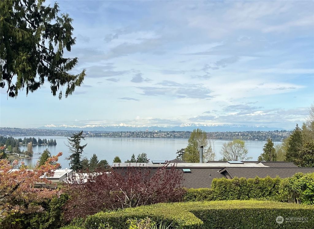 Photo of 10503 NE 53rd Street, Kirkland, WA 98033 (MLS # 2066761)
