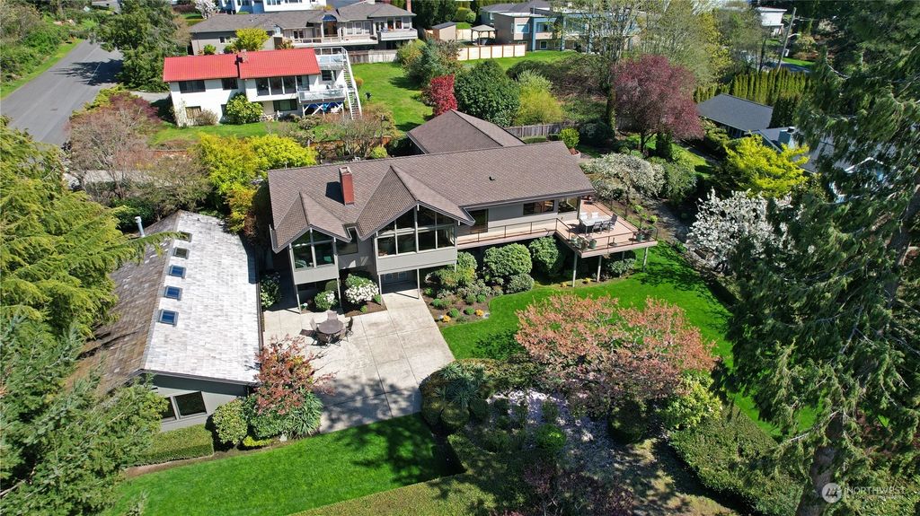 Photo of 10503 NE 53rd Street, Kirkland, WA 98033 (MLS # 2066761)