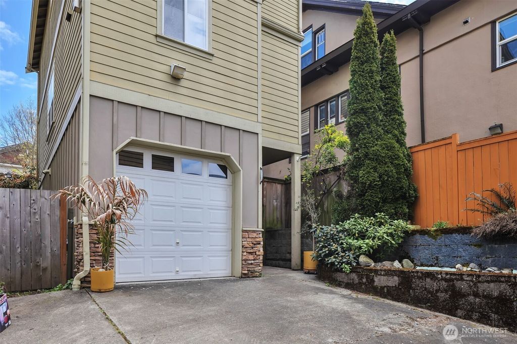 Photo of 2221 E Spruce Street, Seattle, WA 98122 (MLS # 2499188)