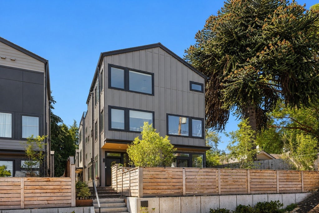 Photo of 1255 NE 100th Street, Seattle, WA 98125 (MLS # 2596088)