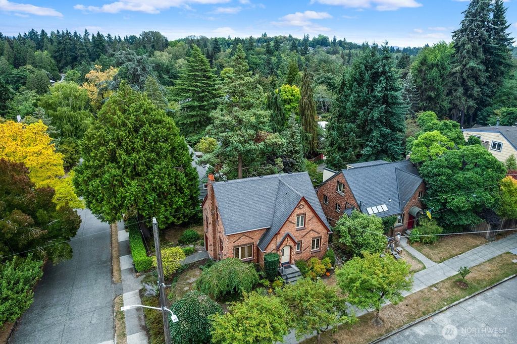 Photo of 1226 25th Avenue E, Seattle, WA 98112 (MLS # 2506930)