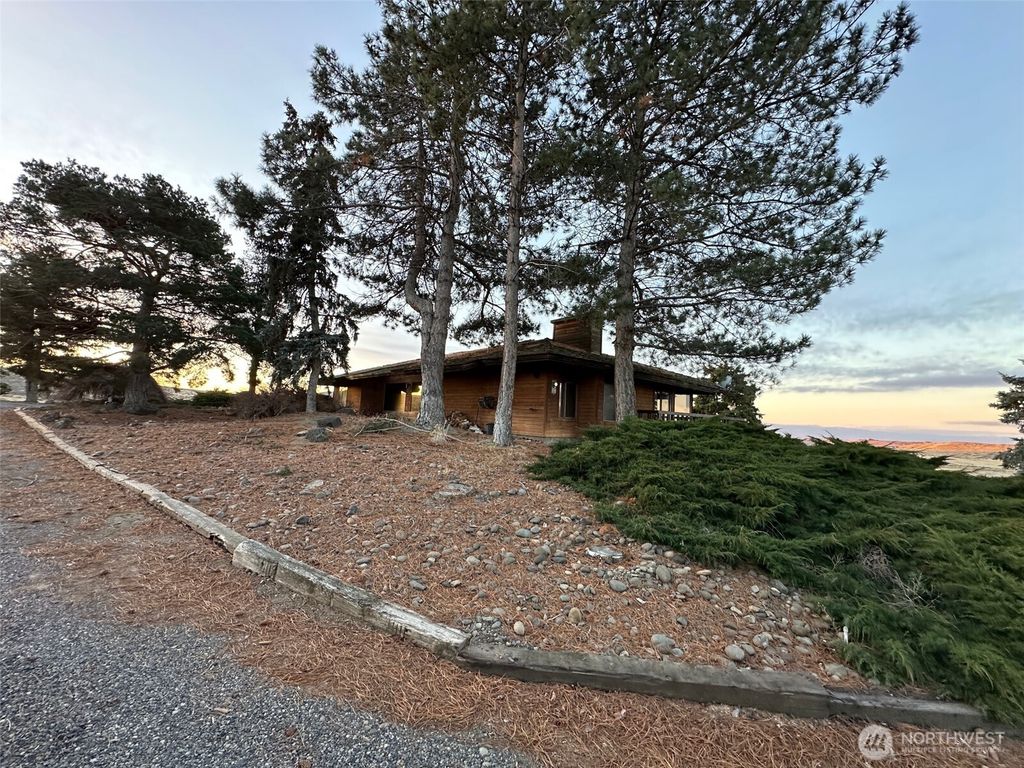 Photo of 1303 Nightingale Road, Wapato, WA 98951 (MLS # 2467057)