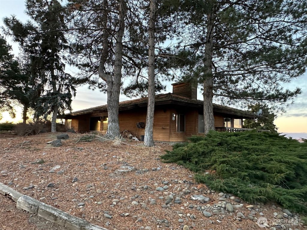 Photo of 1303 Nightingale Road, Wapato, WA 98951 (MLS # 2467057)