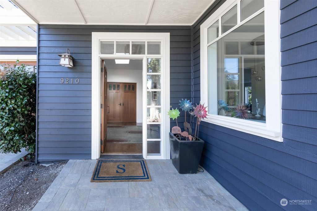Photo of 9210 SE 33rd Place, Mercer Island, WA 98040 (MLS # 2227154)