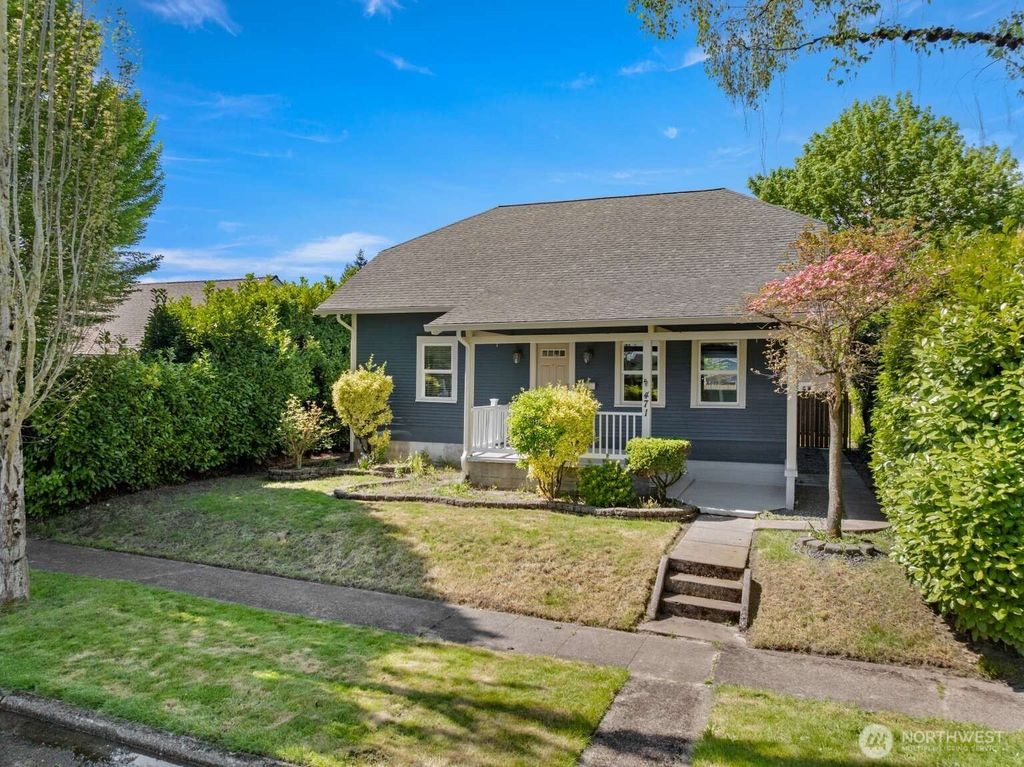Photo of 471 16TH Avenue, Longview, WA 98632 (MLS # 2526473)