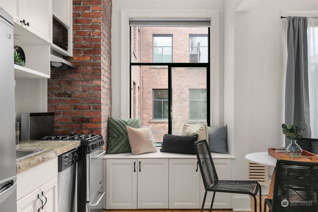 Photo of 22 John St St #22, Seattle, WA 98109 (MLS # 2210030)