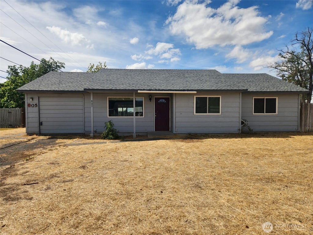 Photo of 805 Lindberg Lane, Moses Lake, WA 98837 (MLS # 2581945)