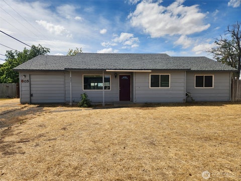Photo of 805 Lindberg Lane, Moses Lake, WA 98837 (MLS # 2581945)