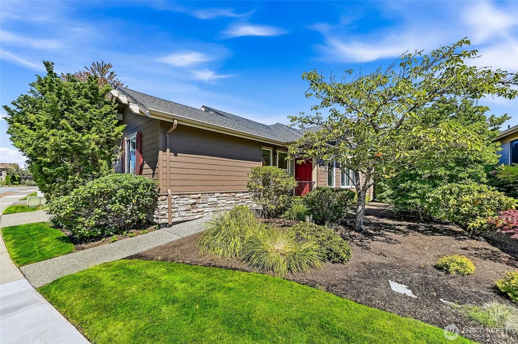 Photo of 12516 231st Avenue NE, Redmond, WA 98053 (MLS # 2567211)