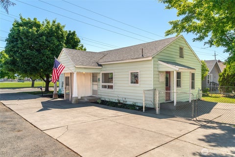 Photo of 606 S Miller Street, Wenatchee, WA 98801 (MLS # 2542696)