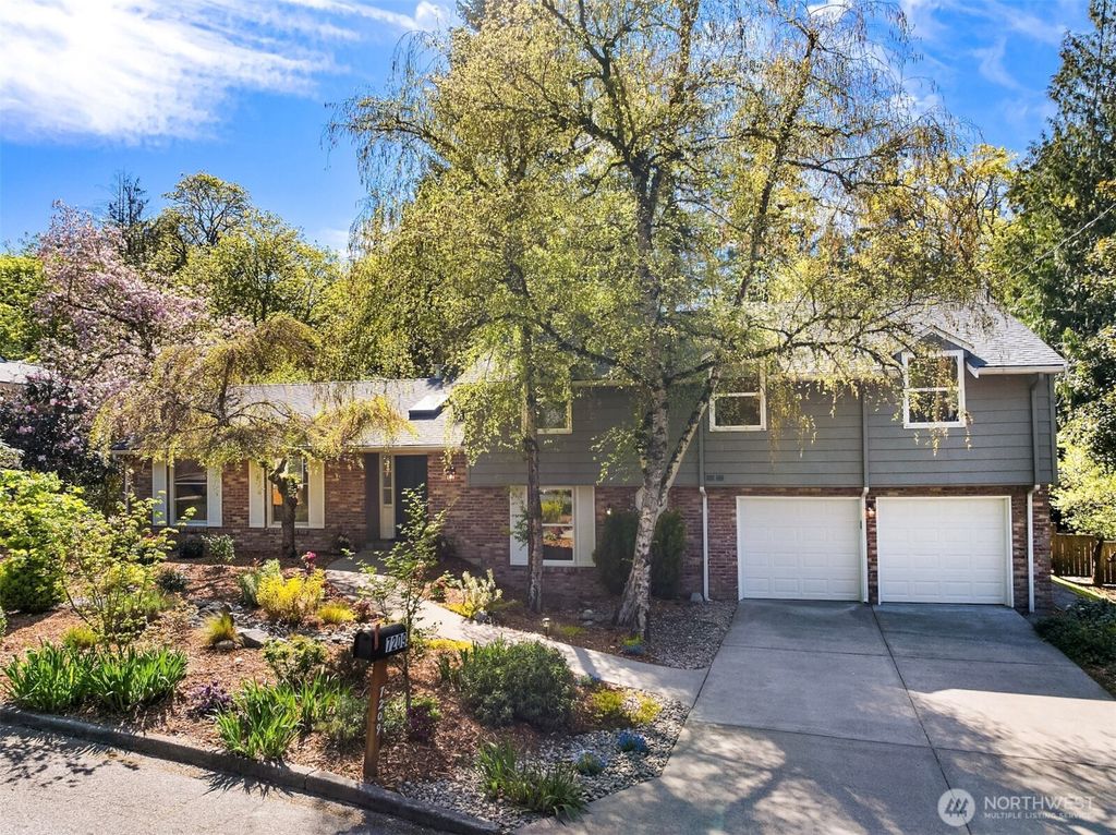 Photo of 7209 76th Avenue SE, Mercer Island, WA 98040 (MLS # 2363808)