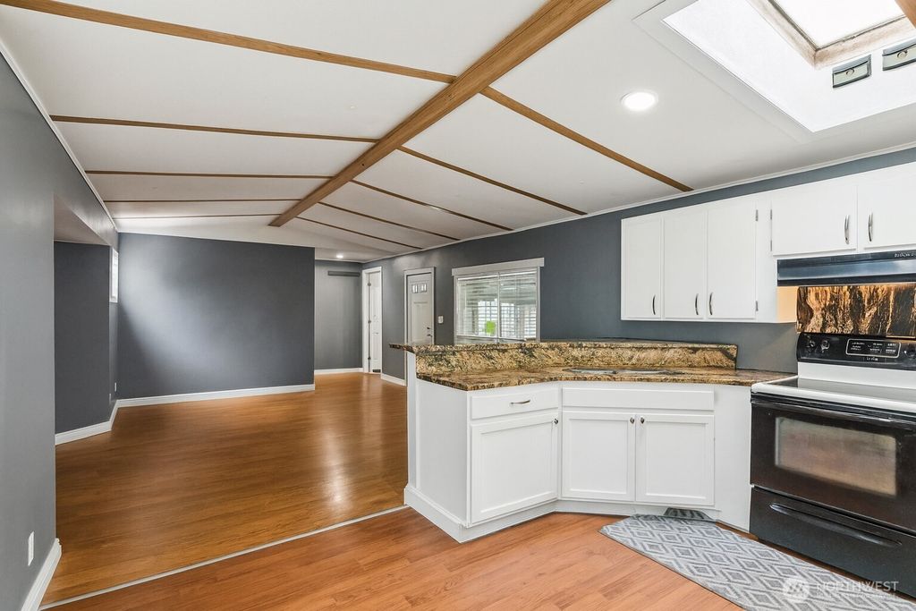 Photo of 827 W Valley Hway Hwy #57, Kent, WA 98032 (MLS # 2422836)