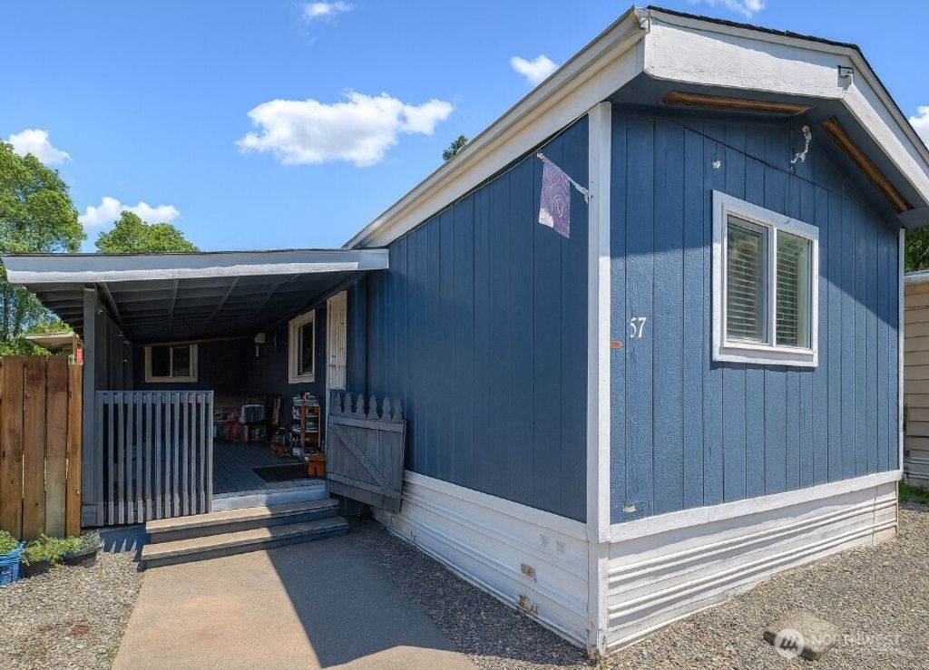 Photo of 827 W Valley Hway Hwy #57, Kent, WA 98032 (MLS # 2422836)