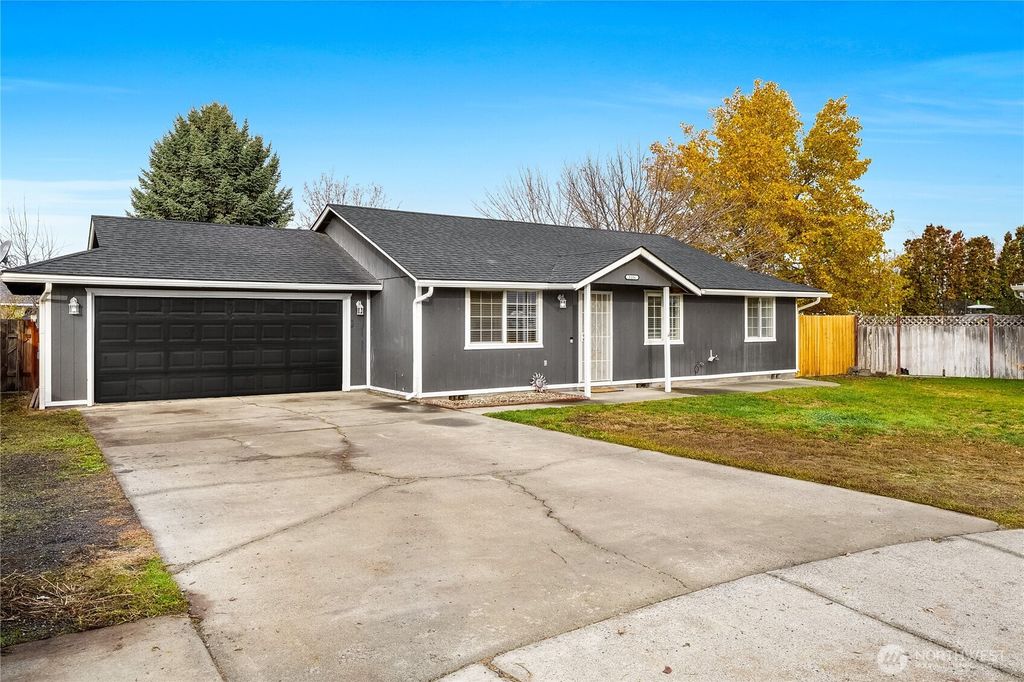 Photo of 1116 S Bobbi Drive, Moses Lake, WA 98837 (MLS # 2454805)