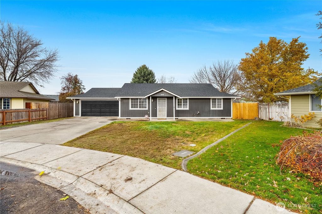 Photo of 1116 S Bobbi Drive, Moses Lake, WA 98837 (MLS # 2454805)