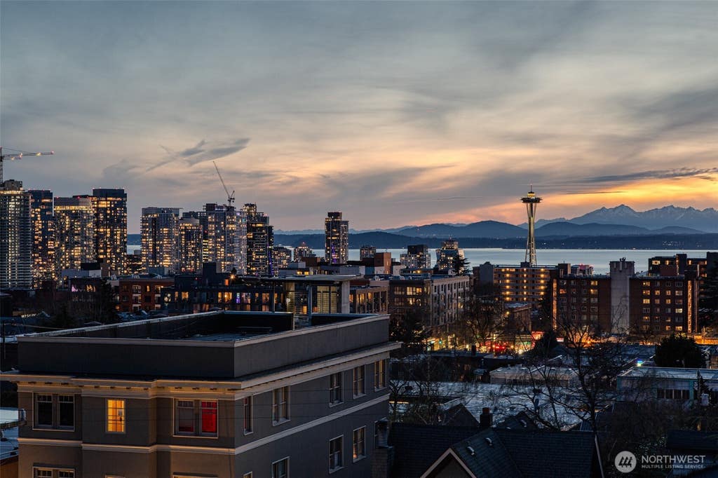 Photo of 627 13th Avenue E, Seattle, WA 98102 (MLS # 2570755)