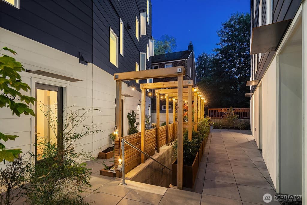 Photo of 627 13th Avenue E, Seattle, WA 98102 (MLS # 2570755)